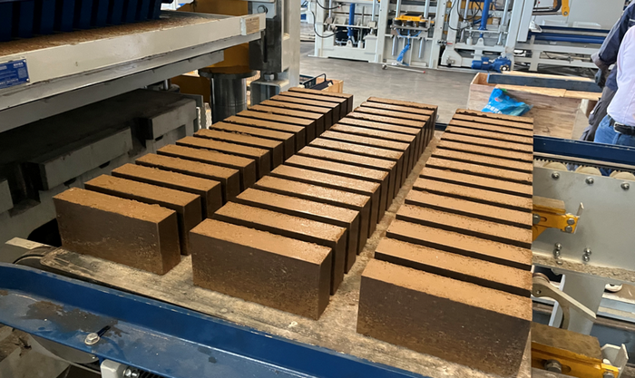 ZN1500 бүрэн автомат тоосго хийх машин нь Зүүн Хятадын үйлчлүүлэгчдэд лагийн нөөцийг ашиглах боломжийг олгодог.